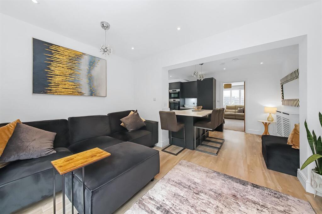 House in Tandridge, Caterham-on-the-Hill - More