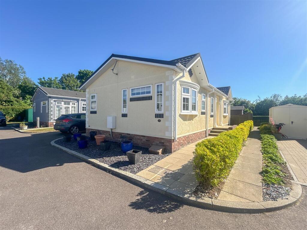 2-bed caravan on Westwood Park, Flag Hill, Great Bentley, £175,000