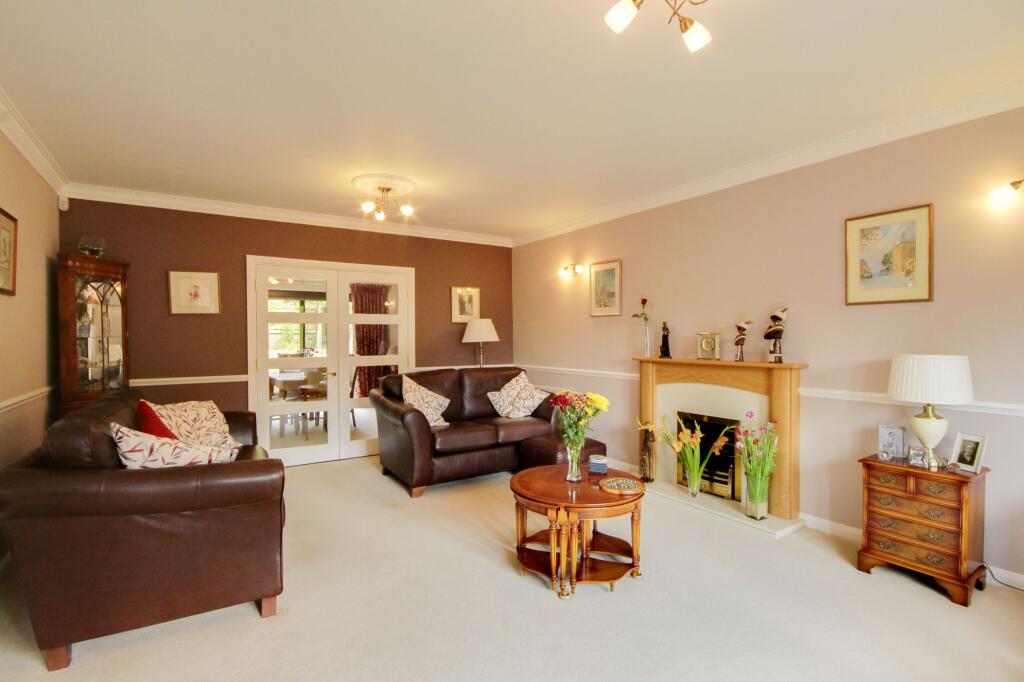 House in Haywards Heath, Lucastes - More