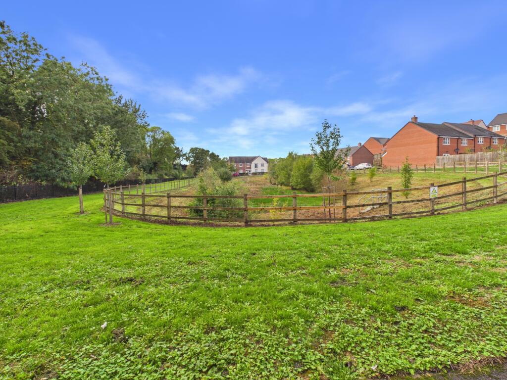 House in Long Buckby, West Northamptonshire - View 3
