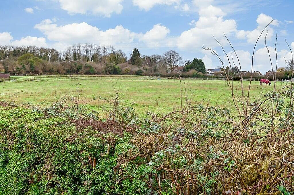House in Maidstone, East Farleigh - More