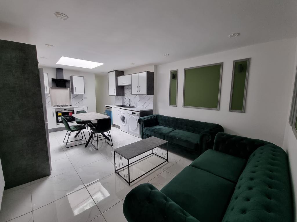 6 bedroom semi-detached house for rent