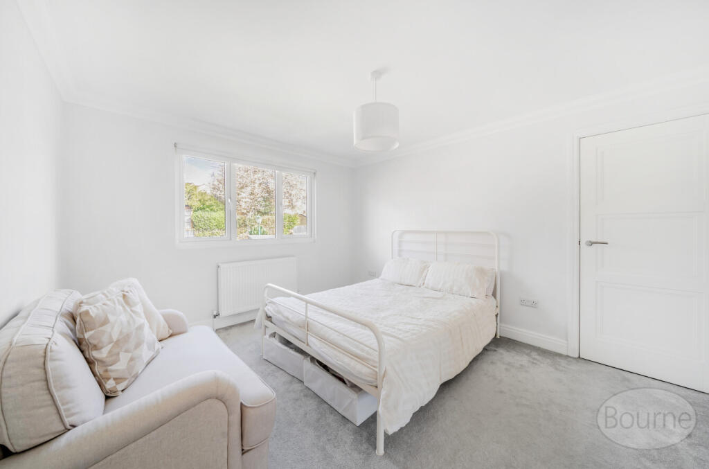 House in Farnham, Heath End - More