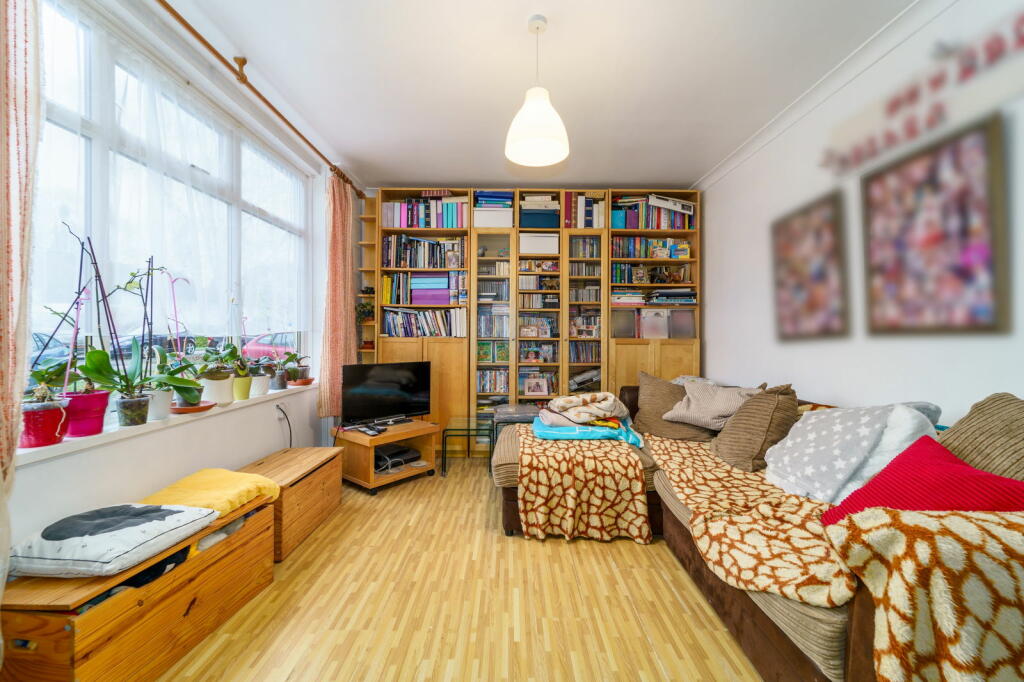 Parkside, New Haw, KT15 photo 3