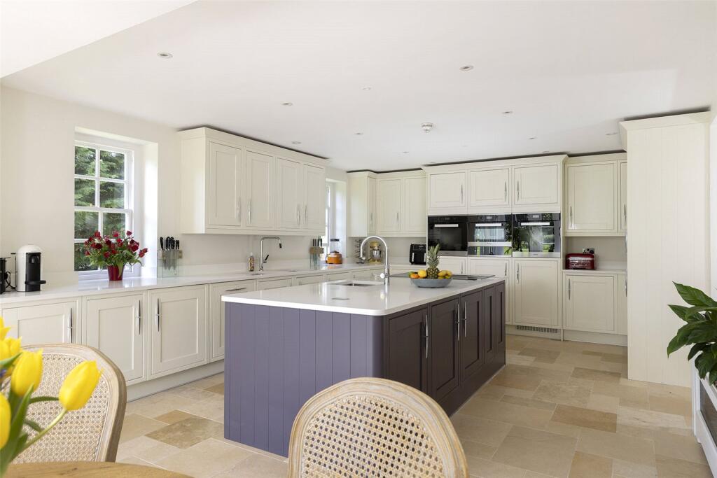 House in Gloucester - View 5