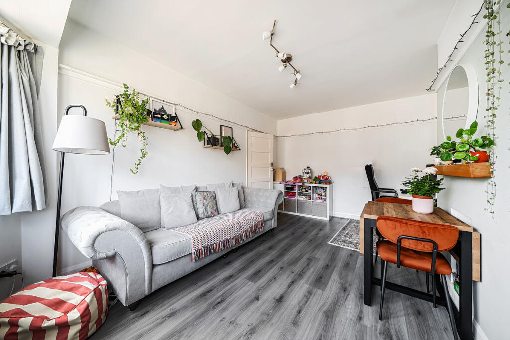 Apartment in Sutton - View 5