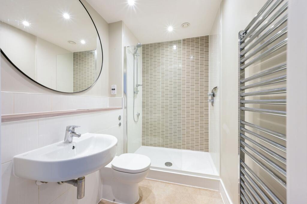 Apartment in Epsom and Ewell, Manor Park - View 5