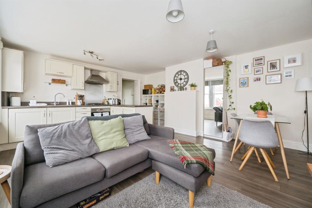 Apartment in Southampton - More