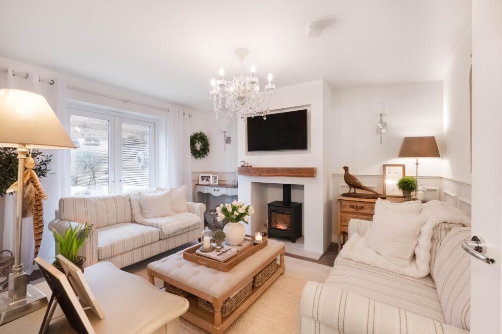 2-bed detached on Hazel Place, Stratford-Upon-Avon, CV37, £375,000