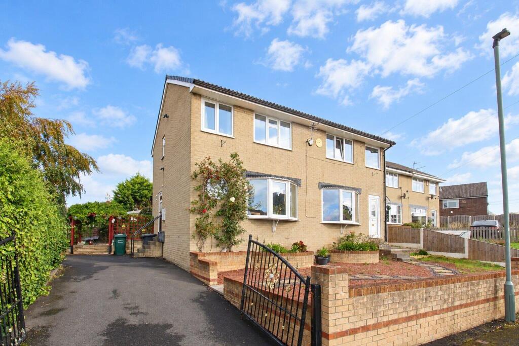 4-bed detached on Broad Oaks Close, Dewsbury, £300,000
