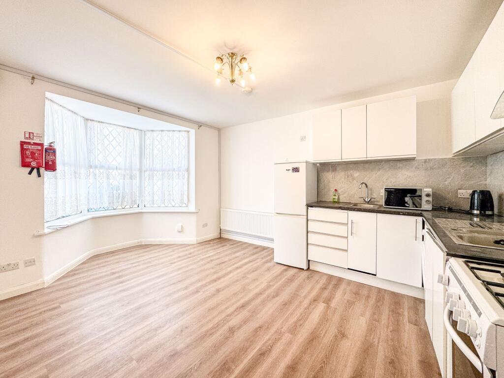 House in London, The Hale, Mill Hill - View 2