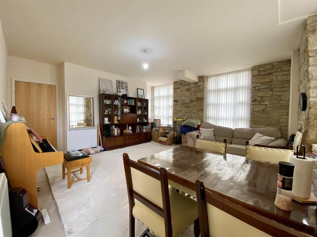 Apartment in Kirklees, Leymoor - More
