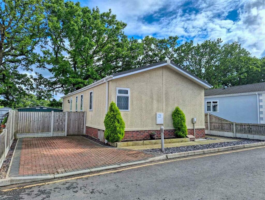 2-bed caravan on Oakleigh Park, Weeley, Weeley, £135,000
