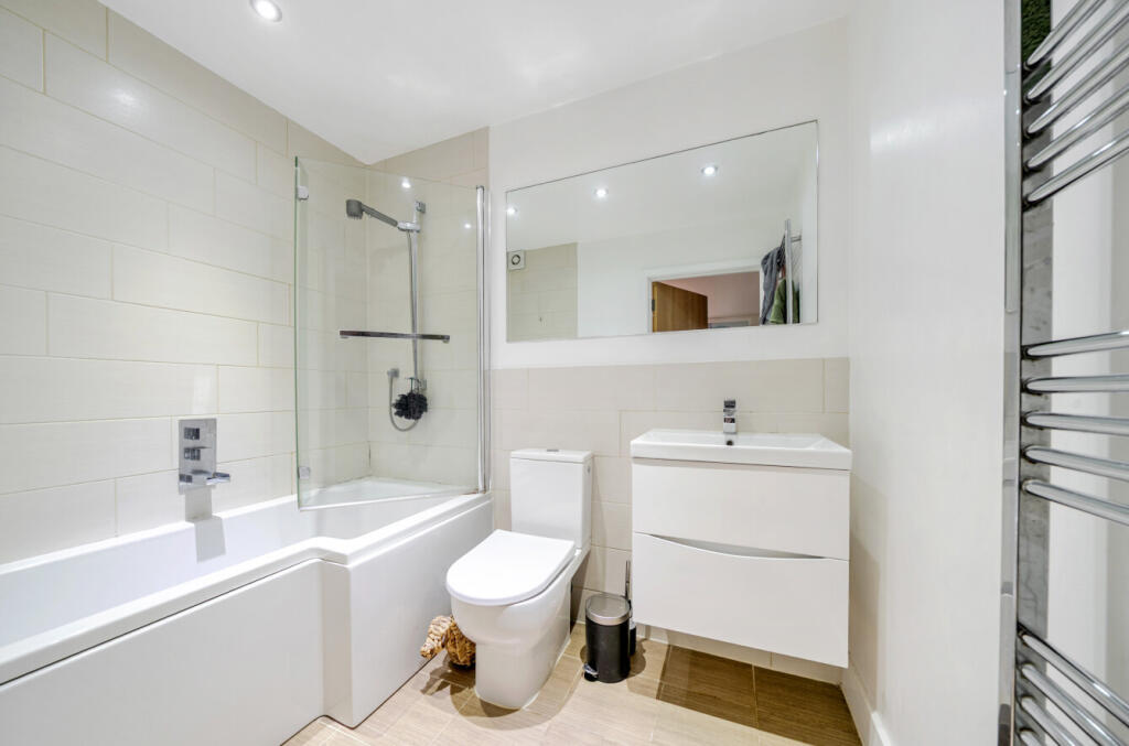 Apartment in Adur, West Sussex - More