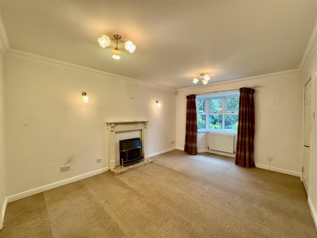 Longcroft, Almondbury, Huddersfield, HD5 8XW photo 2