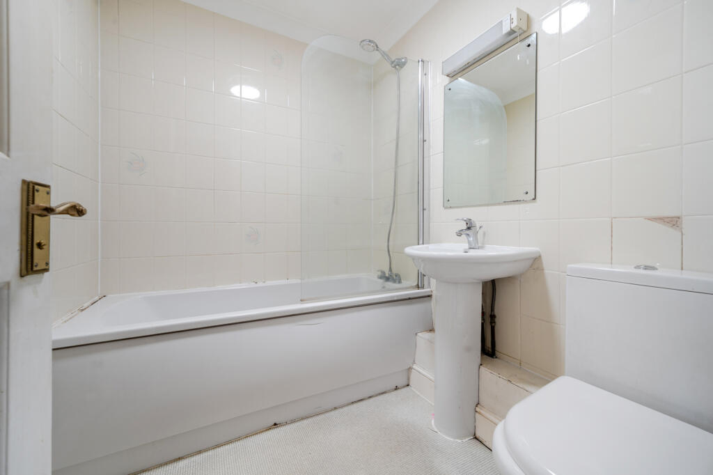 House in Waverley, Farnham - More