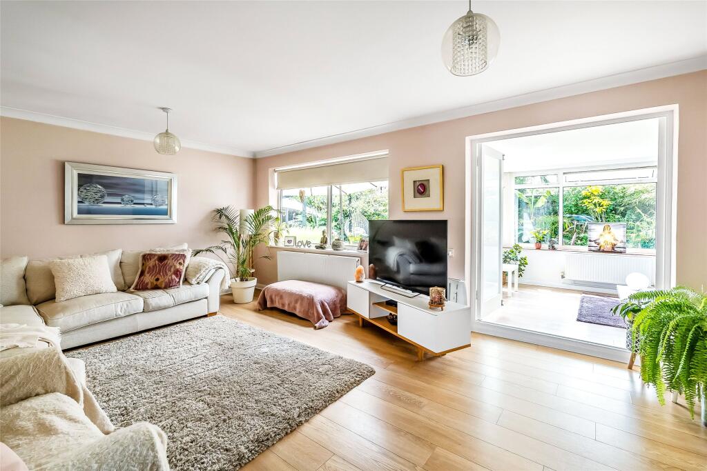 House in Kingston upon Thames - More