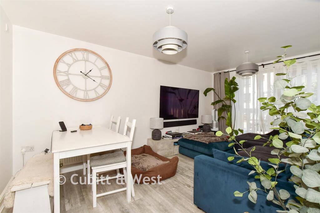 Apartment in Crawley, Three Bridges - View 4