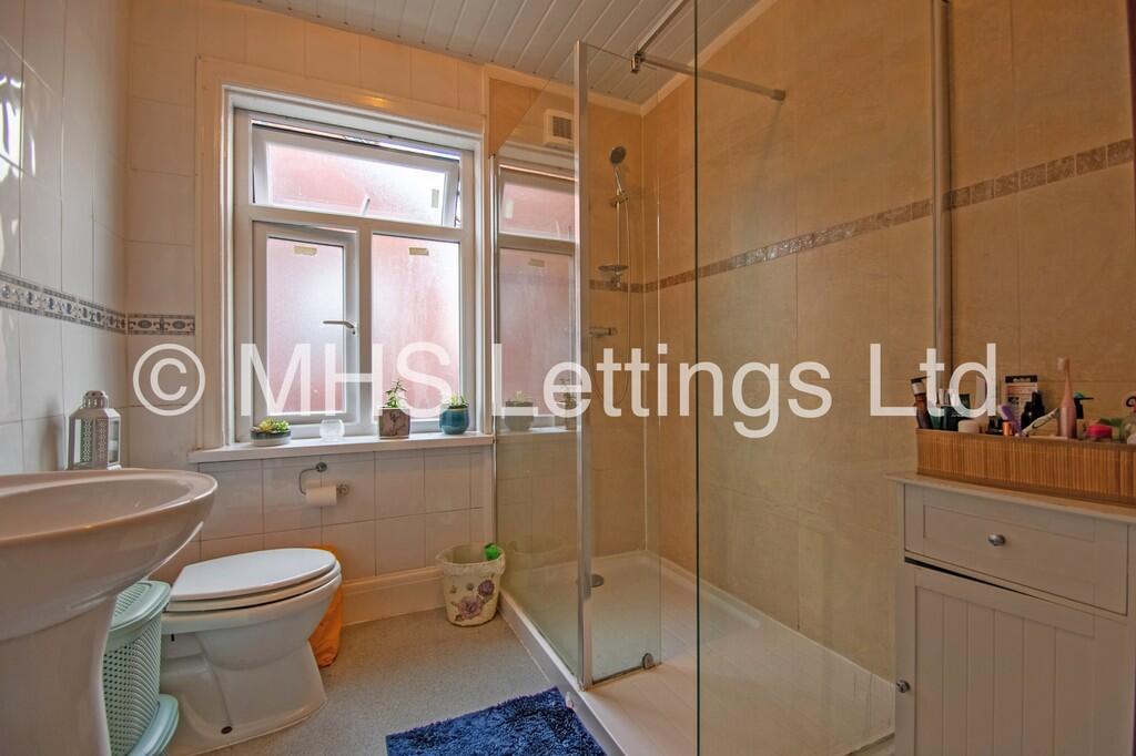 6 bedroom semi-detached house for rent