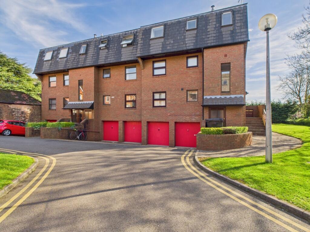 Main image of property: New Hunting Court, Thorpe Road, Peterborough, PE3 6EW