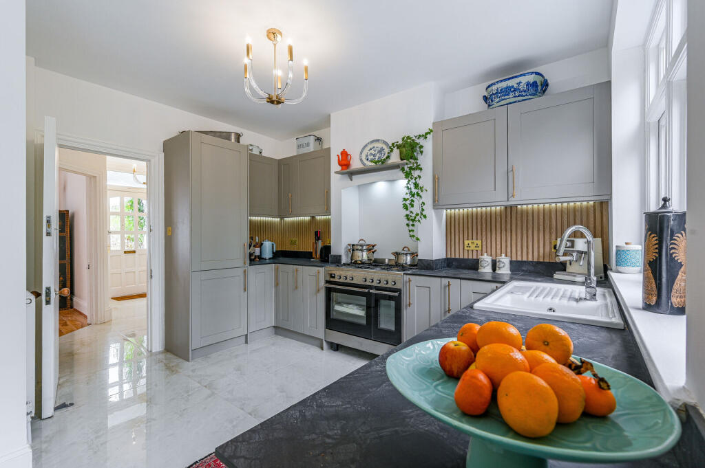 House in Bromley - More