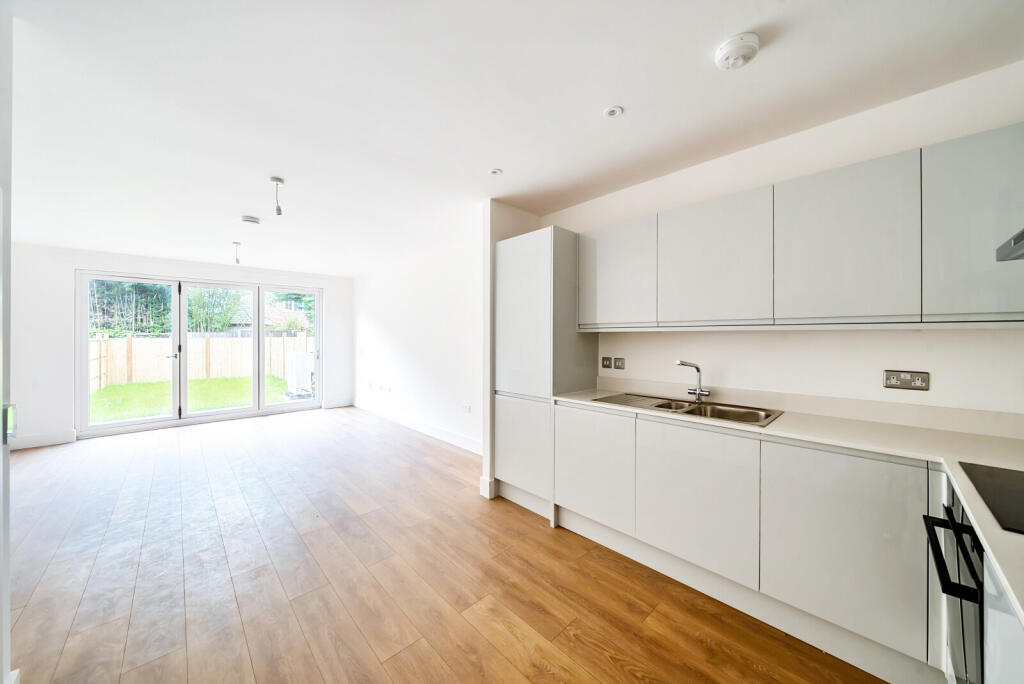 Byfleet Road, New Haw, KT15 photo 3