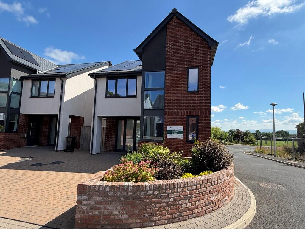 3-bed detached on Furlong View, The Paddock, £310,000