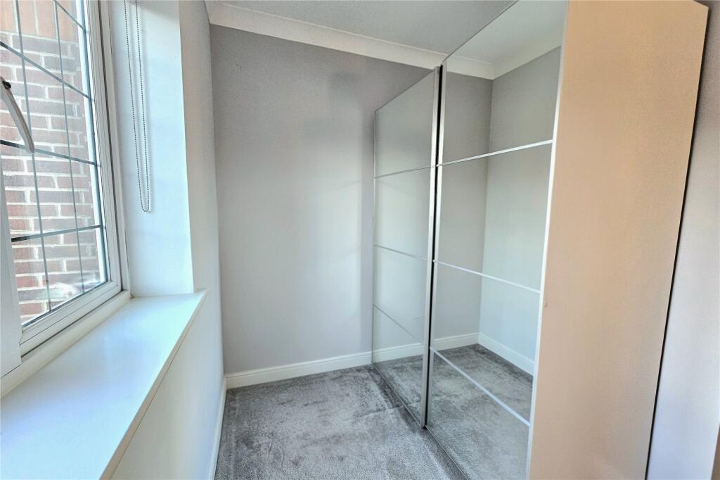 Apartment in Surrey Heath, Surrey - View 6
