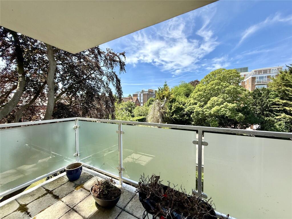 Apartment in Eastbourne, East Sussex - View 3