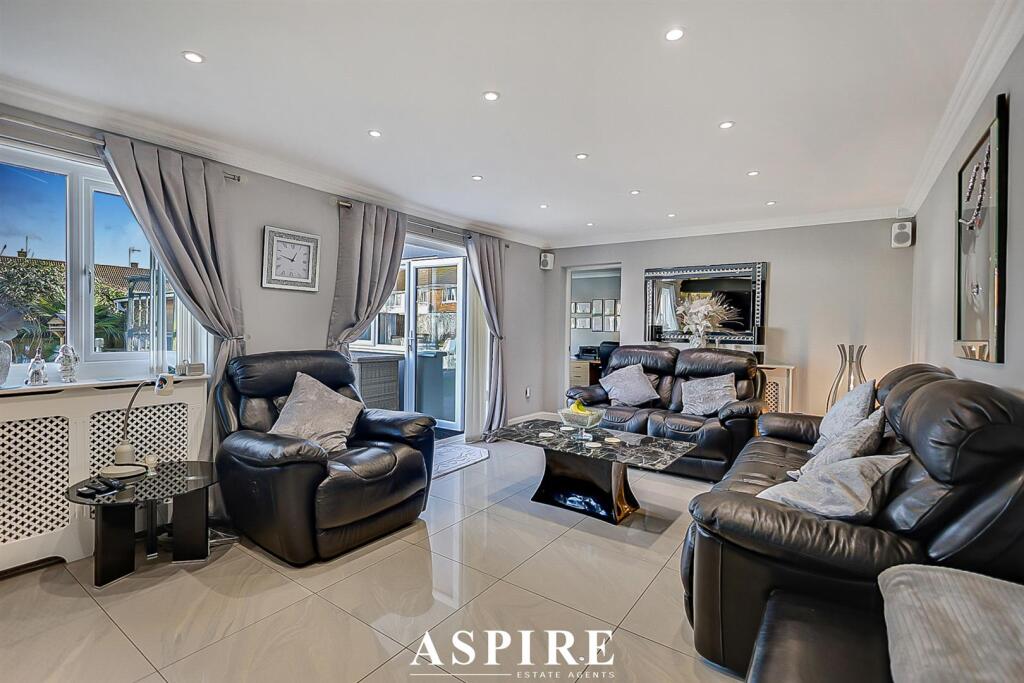House in Basildon, Vange - More
