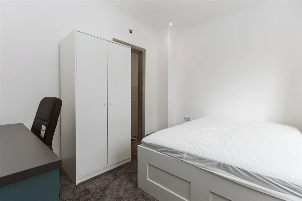 6 bedroom semi-detached house for rent