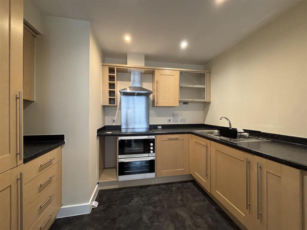 Apartment in Kingston upon Thames - View 4