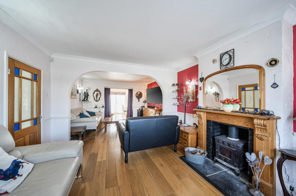 Armstrong Crescent, Cockfosters, Barnet, EN4 - View 3