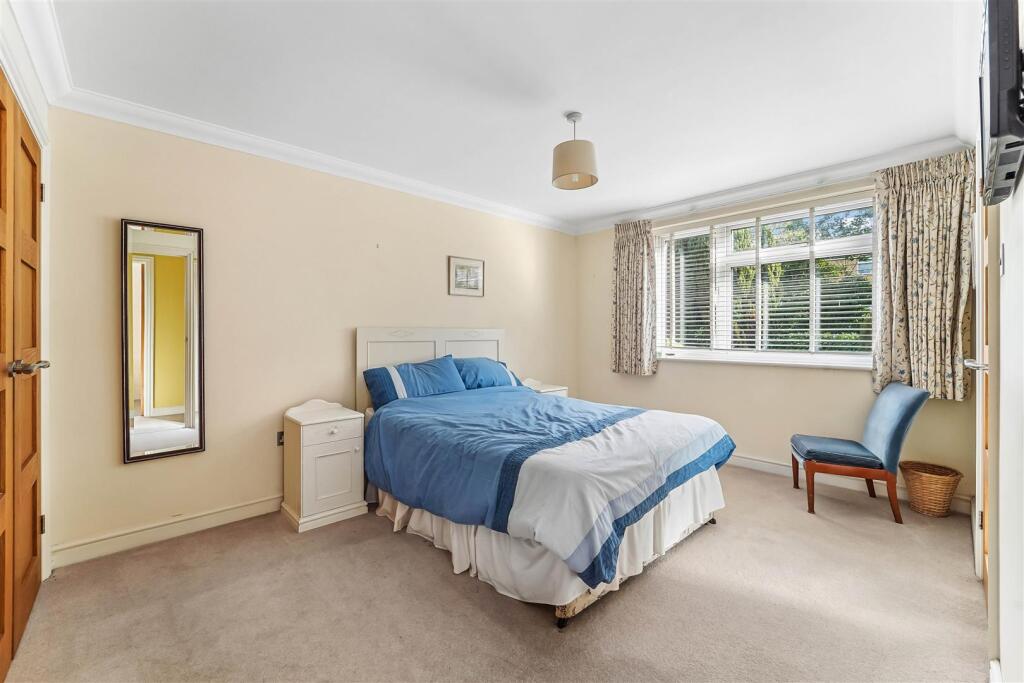 Apartment in Sutton - View 5