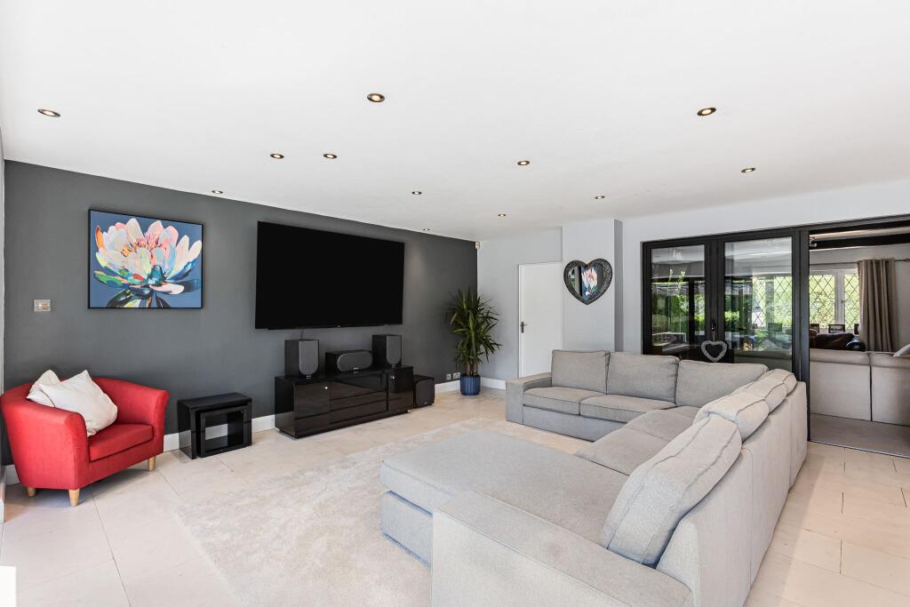 House in Hatfield, North Mymms - More