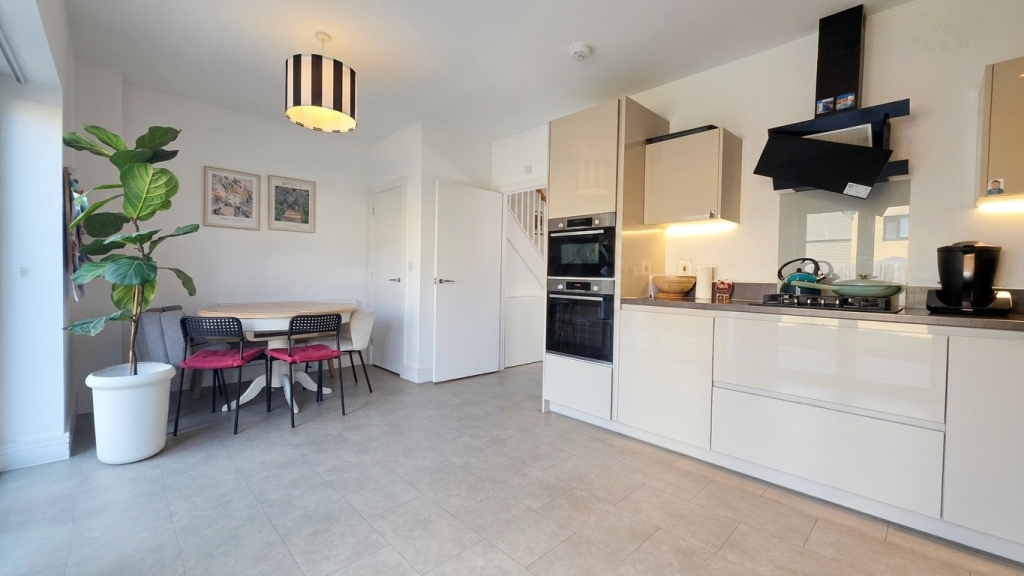 House in Crowthorne, Buckler's Park, Bracknell Forest - More