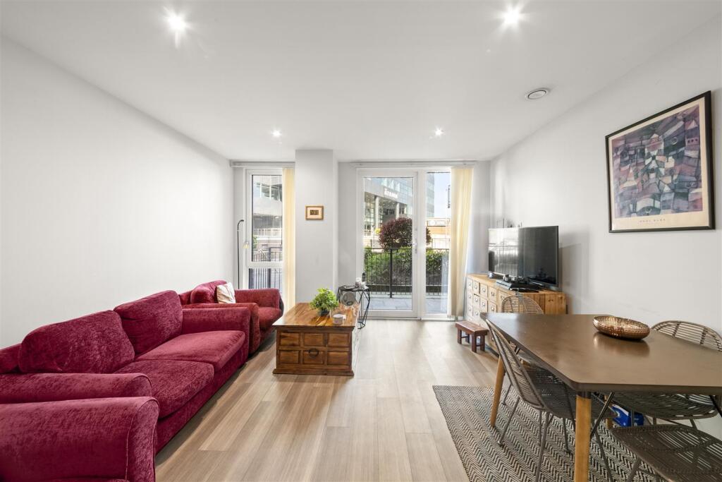 1-bed apartment on Panorama Apartments, Uxbridge, £265,000