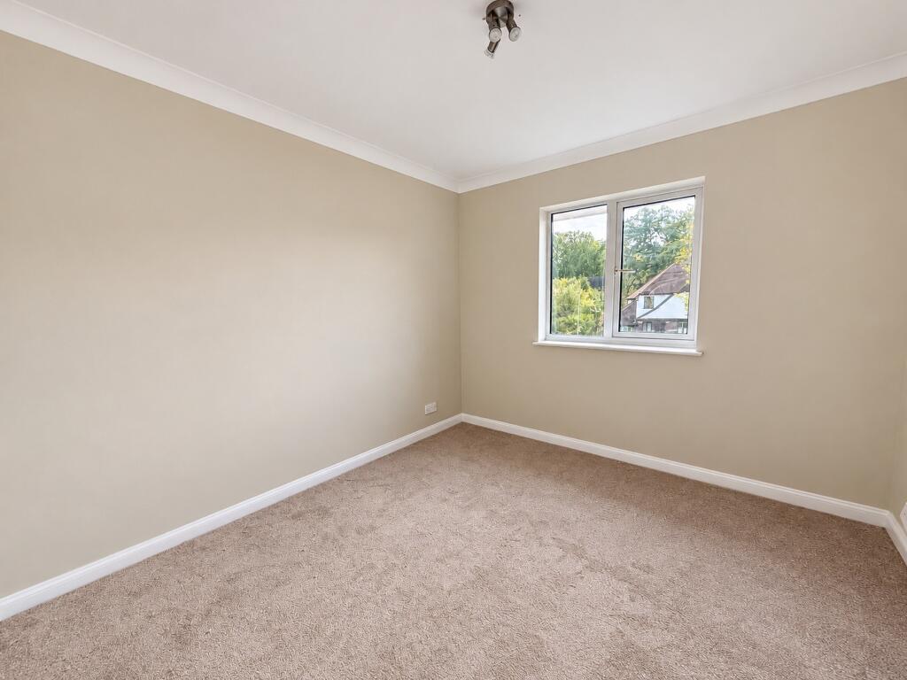 Apartment in Woking, Surrey - More