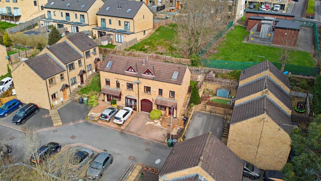 Main image of property: 22 GROVE NOOK, LONGWOOD, HUDDERSFIELD