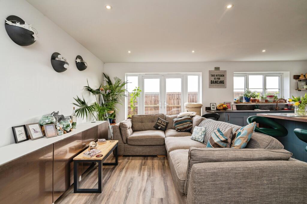 8, Woodlands Close photo 3
