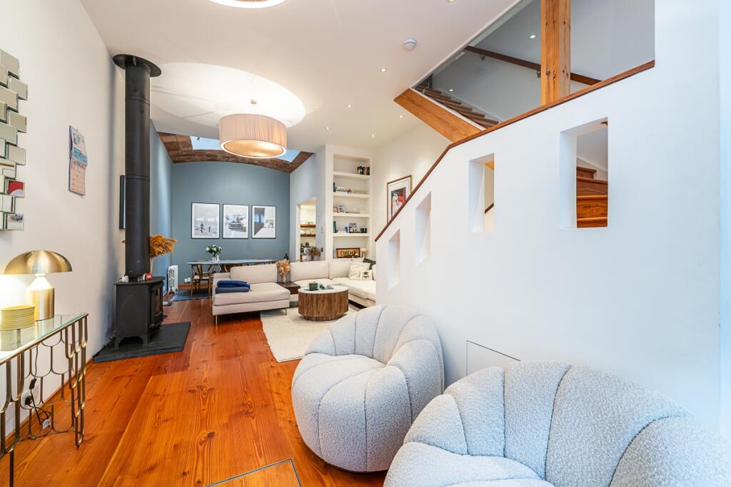 1 bedroom mews property for rent