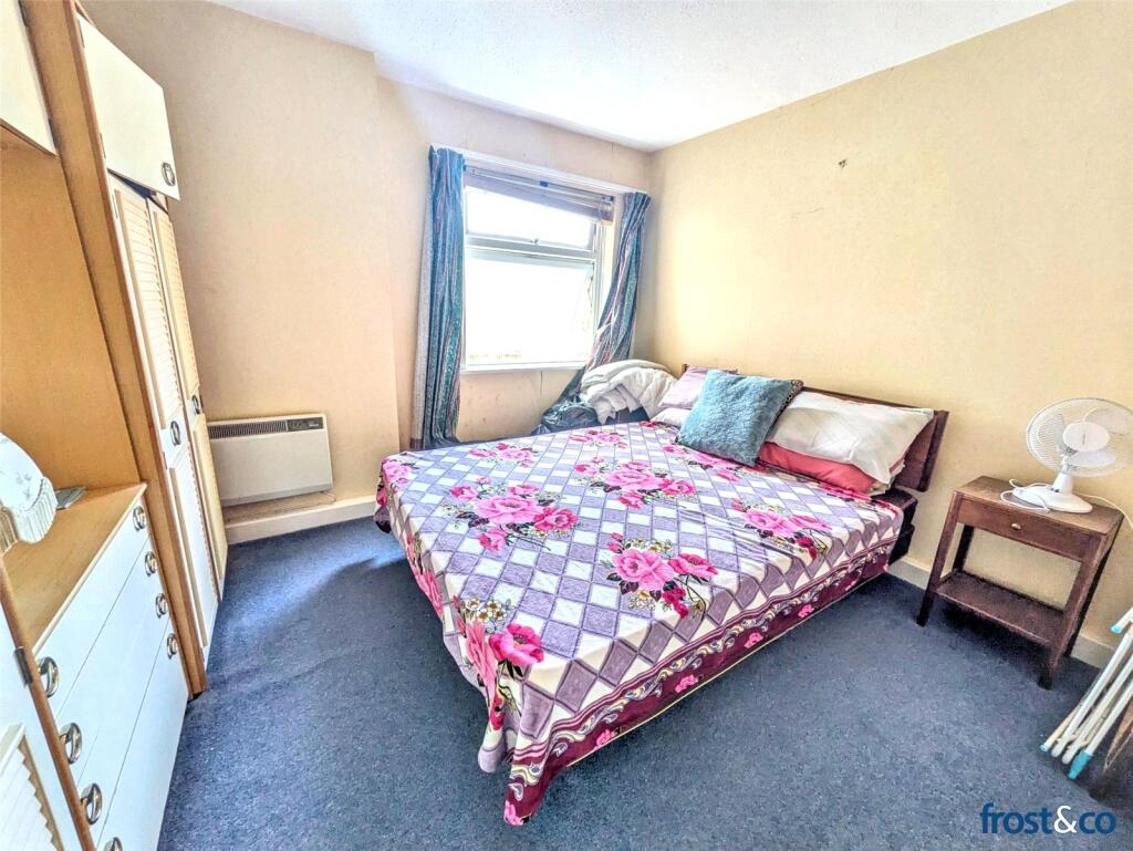 Apartment in Poole, Lilliput - View 5
