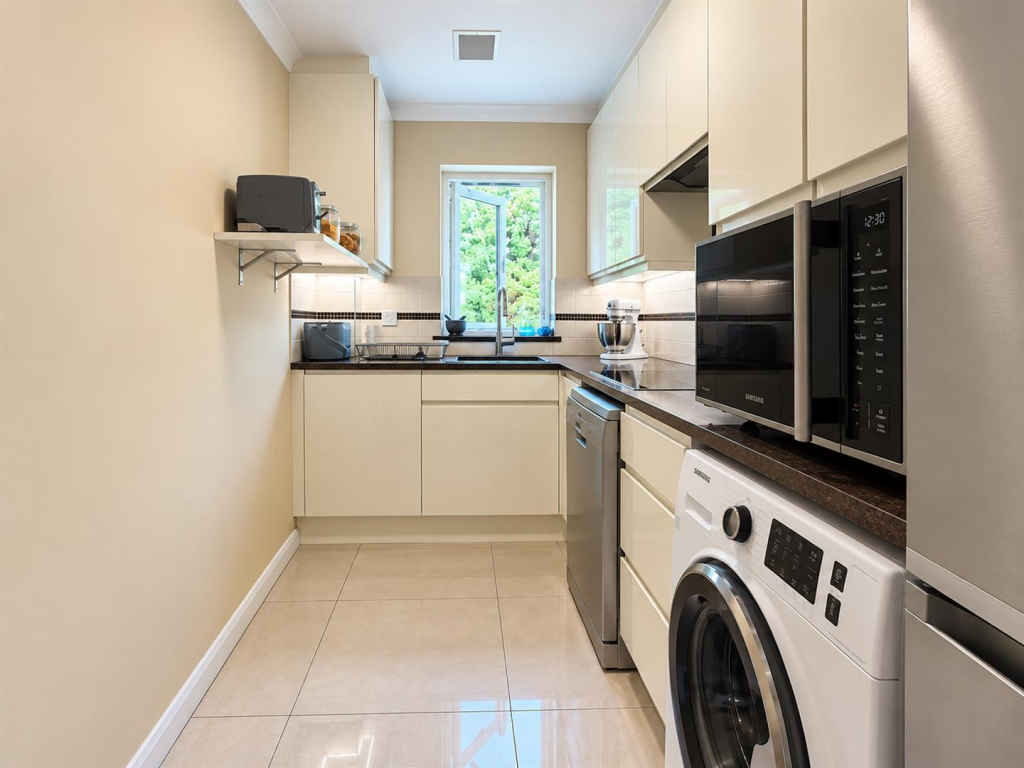 Apartment in Southall - View 3
