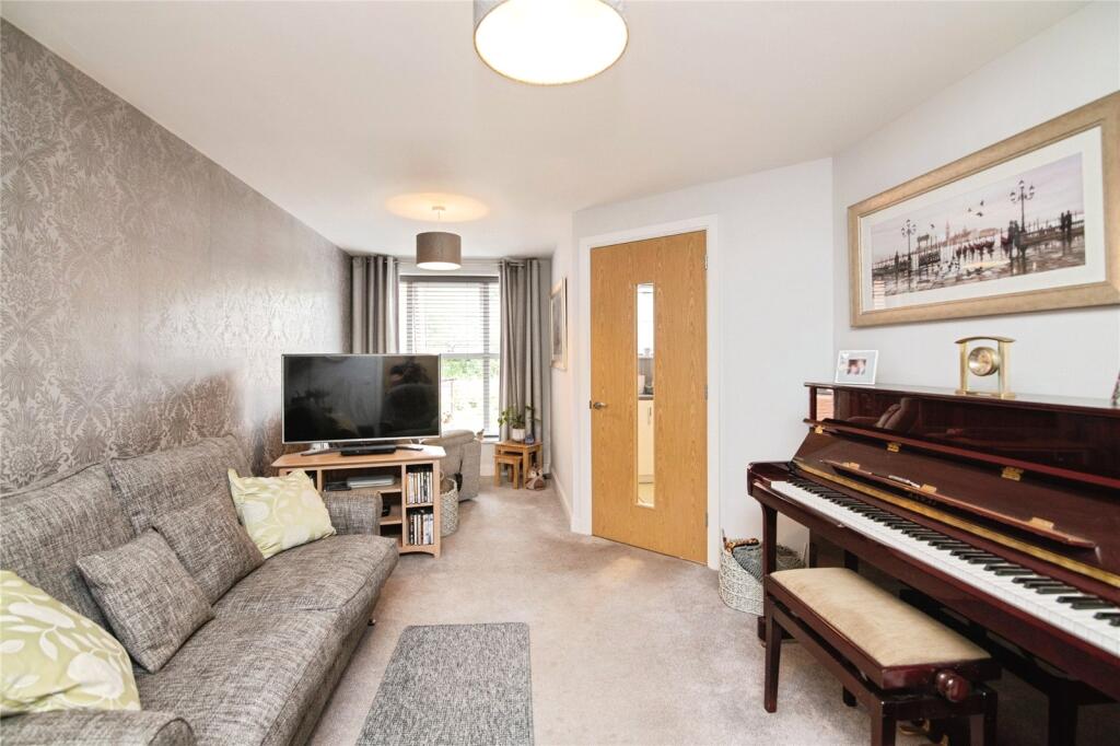 Apartment in Redditch, Riverside - More
