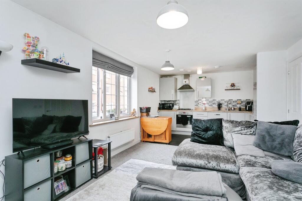 2-bed flat on Buccas Lane, Buckingham, £137,500