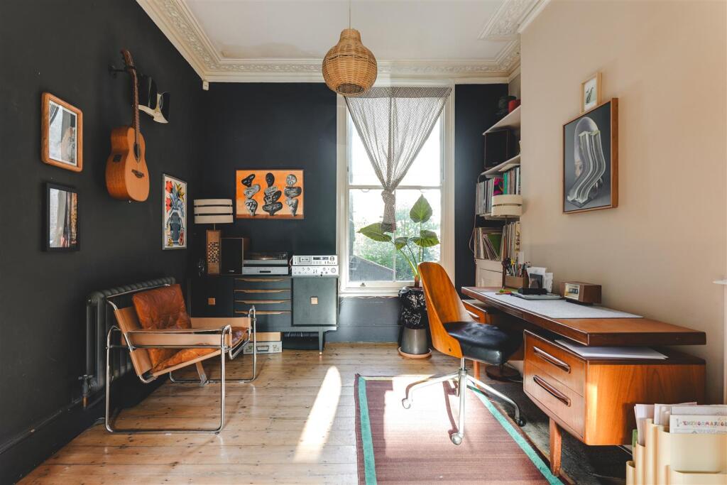 House in London, Clapton Park, Homerton - More