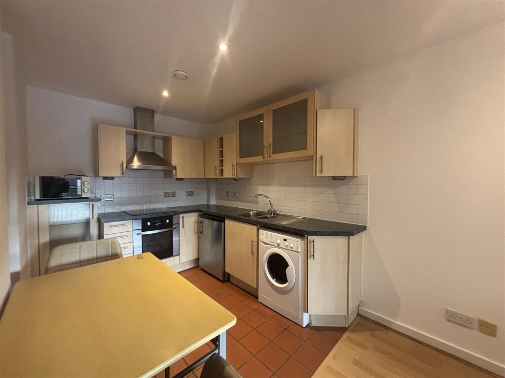 Apartment in Manchester, Civic Quarter, City Centre - View 5