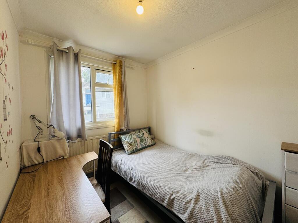 Webb Close, Crawley photo 5