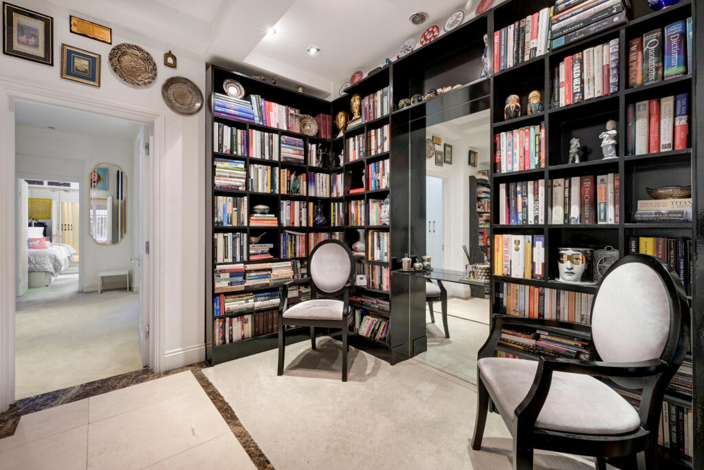 Apartment in London, Royal Borough of Kensington and Chelsea - More