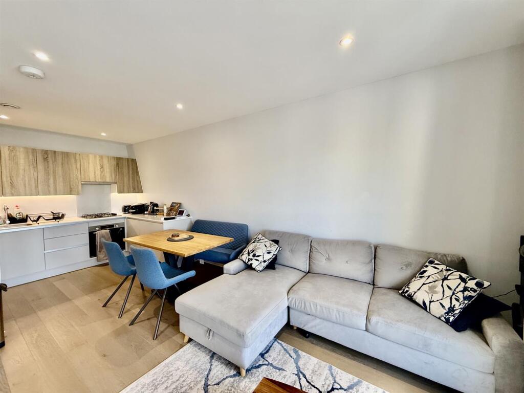 Apartment in London, Greenford - More